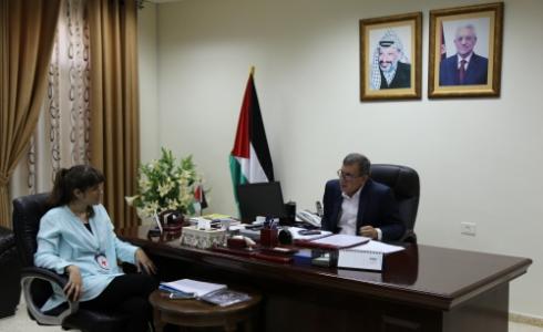 محافظ أريحا والأغوار ماجد الفتياني مع مسؤولة اللجنة الدولية للصليب الأحمر  تارا مونتغمري