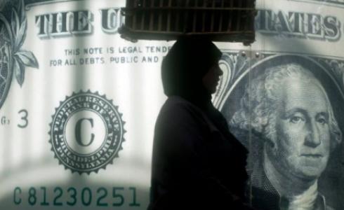 أدى تحرير سعر صرف الجنيه مقابل العملات الاجنبية إلى هبوط قيمته بشكل كبير وارتفاع ملحوظ في اسعار السلع الرئيسية والخدمات. 