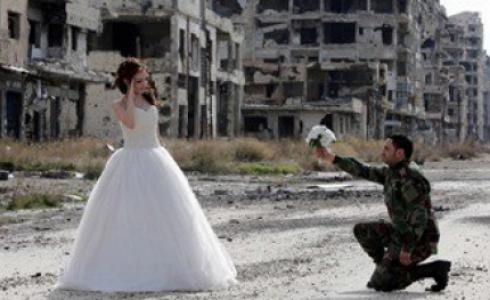 زوجان سوريان يحتفلان بزفافهما فى حمص