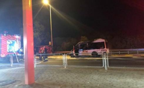 سيارت الإطفاء خلال إخماد حريق نشب في سيارة