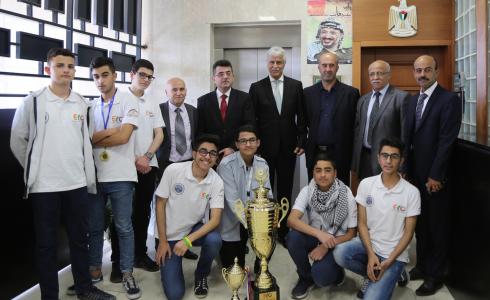 عورتاني يكرّم طلبة المدرسة الإسلامية لفوزهم بأولمبياد اللغة الإنجليزية العالمي