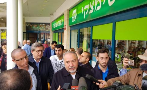 وزير الأمن الإسرائيلي المستقيل أفيغدور ليبرمان في سديروت بغلاف غزة 