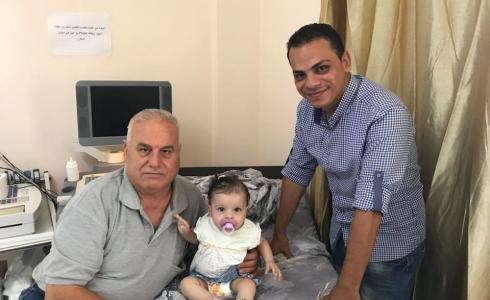 طبيب من لجان الرعاية الصحية يشخص مريضة قلب بغزة