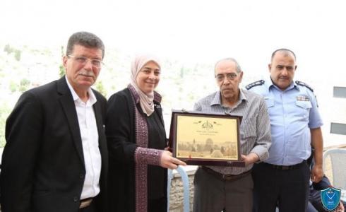 الشرطة تزور مواطن وتقدم التهاني له بعد عودتة الى ارض الوطن