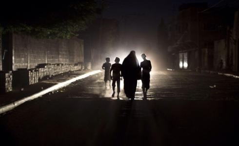 شوارع غزة مظلمة بسبب قطع الكهرباء - أرشيفية