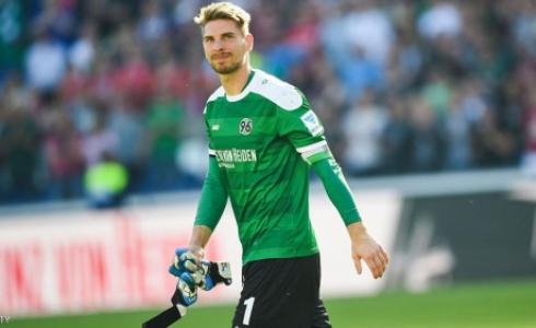 حارس مرمى هانوفر الألماني رون روبرت زيلر