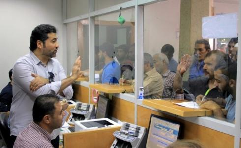 خالد الحردان نائب السفير العمادي يتفقد عملية صرف المنحة القطرية 100 دولار في غزة