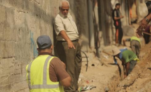أعمالاً تطويريةً لشارعٍ في حي الرمال