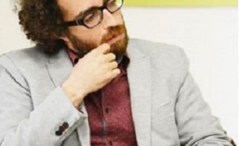 الكاتب مازن معروف