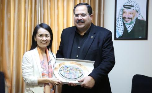 صيدم يكرّم ممثلة "جايكا" لانتهاء عملها في فلسطين