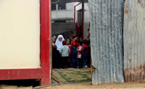 عائلة تعيش في كرفان