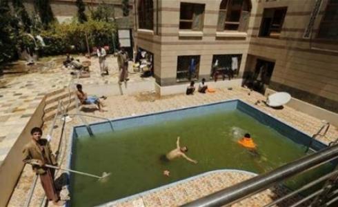 مسلحون حوثيون في منزل حميد الأحمر