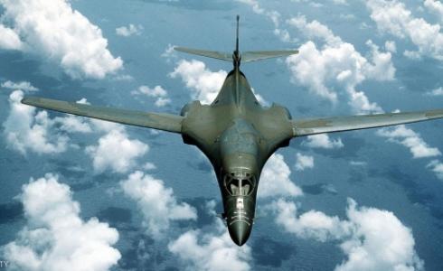 قاذفة بي-1 بي تحلق فوق المحيط الهادئ