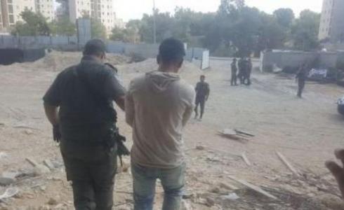الاحتلال يعتقل فلسطينيا