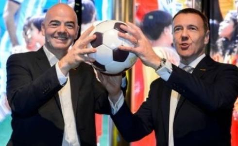 غيانيني إنفانتينو رئيس الفيفا (إلى اليسار) ومدير المتحف السابق ستيفان غوست لدى افتتاحه