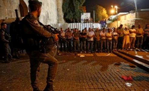 مواطنون يصلون قرب باب الأسباط رفضا للبوابات الالكترونية