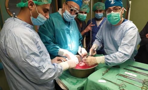 الأطباء أثناء إجراء عملية زراعة الكلى