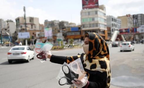 امرأة تبيع كمامات في إيران