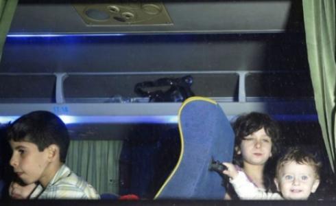 وصل عشرات من المسلحين إلى إدلب مع عائلاتهم مستقلين 5 حافلات على الاقل