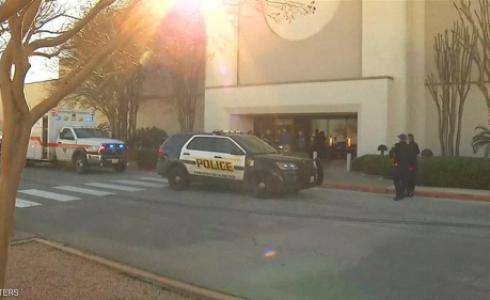 عناصر من الشرطة أمام المبنى التجاري في سان أنطونيو