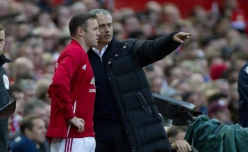 البرتغالي "جوزيه مورينهو" مدرب المان يونايتد برفقة لاعبه واين روني