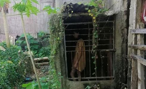 شاهد: العثور على امرأة محتجزة في قفص منذ ربع قرن