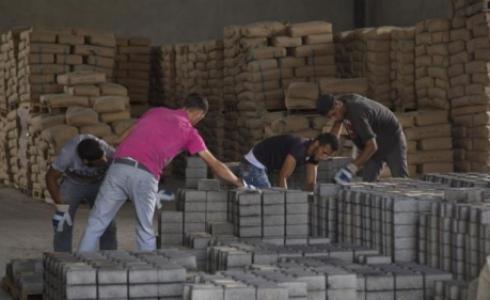 عمال يعملون في أحد مصانع الباطون بغزة