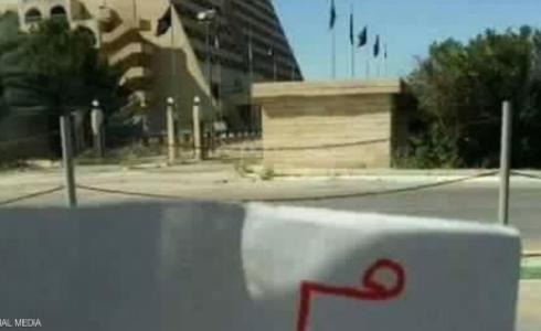 أحد المناهضين لداعش يرفع حرف "ميم" في الموصل في إشارة إلى المقاومة الشعبية