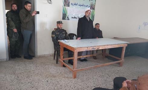 النائب الجمل يلقي محاضرة تربوية في مخيم فتية القدس بالنصيرات.jpg