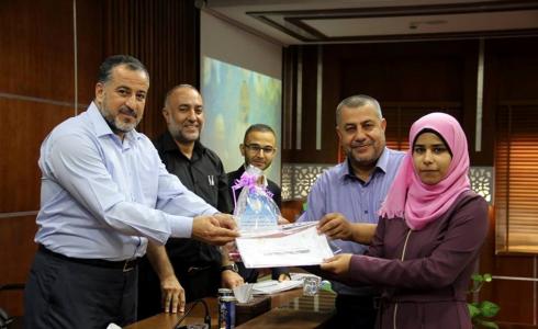 الداخلية بغزة تُكرّم أبناء موظفيها المتفوقين في الثانوية العامة