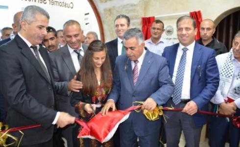 وزير الحكم المحلي يفتتح مركز العيزرية