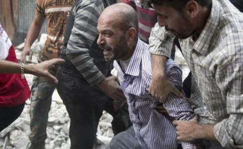 سوري يبكي متأثرا بعد غارة على أحد أحياء حلب