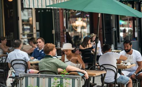 نمر يظهر بشكل مفاجئ داخل مطعم -توضيحية-