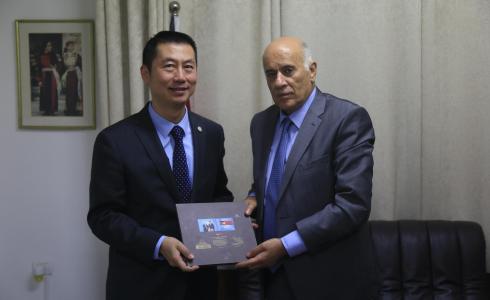 اللواء الرجوب يستقبل السفير الصيني قواة واي برام الله