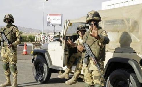 أكد الجيش المصري، مساء اليوم الخميس، مقتل وإصابة نحو 10من عناصره نتيجة تعرضهم لانفجار استهدف مركبة مدرعة في مدينة بئر العبد شمال سيناء.