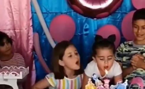 شاهد: فيديو يغزو مواقع التواصل لطفلة أصابتها الغيرة