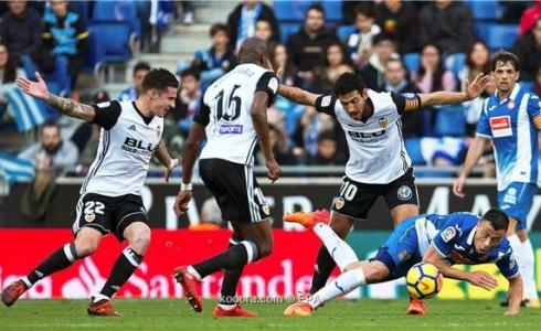 فالنسيا يطارد برشلونة في الدوري الاسباني