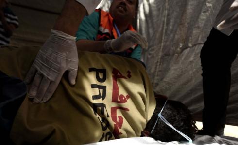 إصابة صحفي فلسطيني بنيران الاحتلال الاسرائيلي على حدود غزة - إرشيفية -