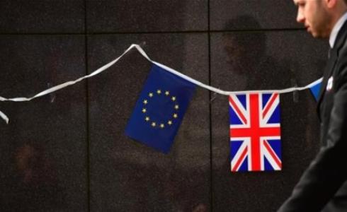 العلم البريطاني وعلم الاتحاد الأوروربي