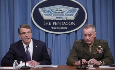الجنرال جوزيف دانفورد مع الوزير أشتون كارتر في مؤتمر صحفي بالبنتاغون