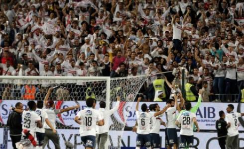 لاعبو الزمالك يحتفلون بلقب كأس السوبر