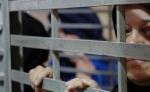 الاحتلال يحتز والدة أسيرة مسنة