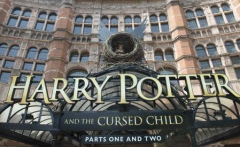 واجهة المسرح الذي ستعرض فيه "هاري بوتر والطفل الملعون"