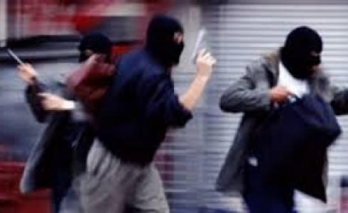 سطو مسلح على قطريتين وسرقة خمسة ملايين يورو