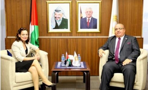 نائب محافظ سلطة النقد رياض أبو شحادة يستقبل في مقر سلطة النقد ٬نائب السفير المصري