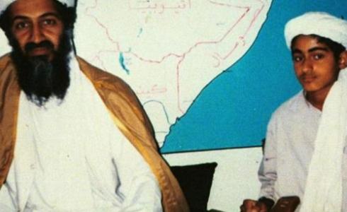 من الصور النادرة لحمزة مع والده زعيم القاعدة الراحل أسامة بن لادن- أرشيفية