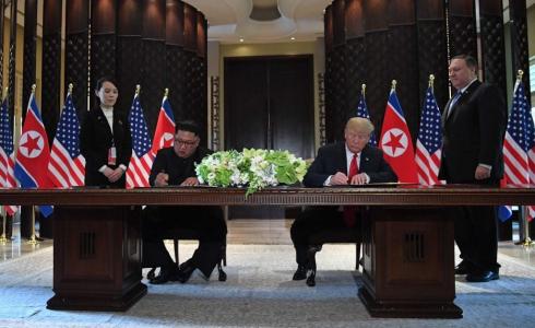 كيم يستخدم قلم شقيقته للتوقيع على الوثيقة المشتركة