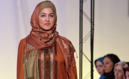عارضة أزياء إيرانية في عرض في طهران بالزي الإسلامي