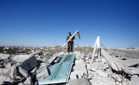 مقدسي يهدم منزله - ارشيف