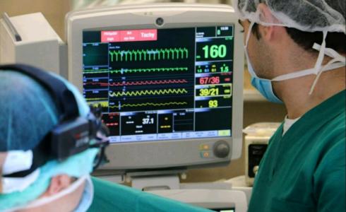 طاقم التخدير في مستشفى المقاصد في القدس